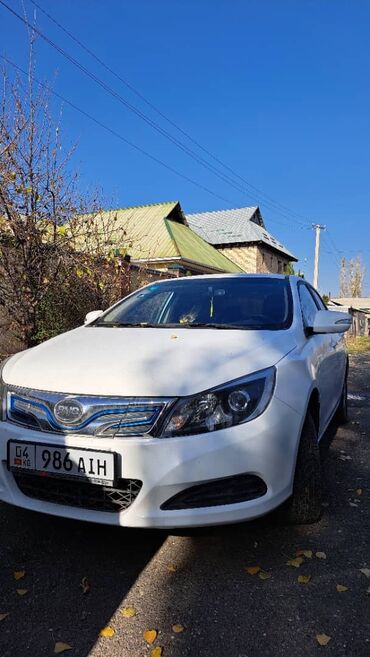 машина хундай соната: BYD e5 — электрический седан белого цвета. Кузов и внешний вид: -