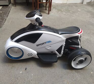 Uşaqlar üçün nəzərdə tutulmuş bu elektrik motosiklet ağ və qara