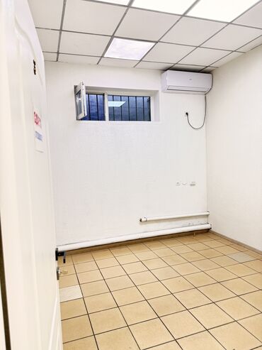 продаю место ош базар: Сдаю Бутик, 14 м², С ремонтом, Действующий, Без оборудования