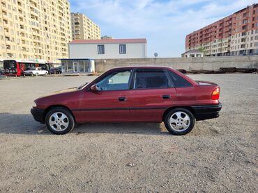диски 16: Opel Astra sedan (qırmızı-bordo rəng), 4 qapılı, AZ dövlət nömrə