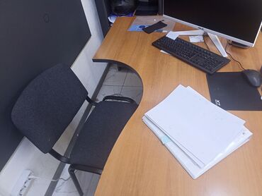 бу столы и стулья: Комплект офисной мебели, Стул, Стол, цвет - Серый, Б/у