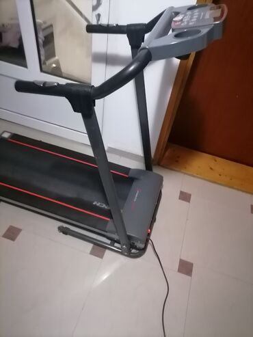 Trake za trčanje: Traka za trčanje Sportstech F10 - Kompaktna električna traka sa — 10