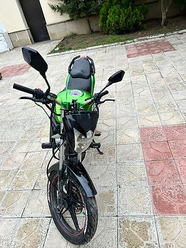 cesqa 2 mator: Yolsuzluq tərzində yığılmış yaşıl/qara motosiklet - Motor: tək — 2