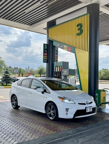 самая дорогая машина в кыргызстане: Toyota Prius: 2015 г., 1.8 л, Вариатор, Гибрид, Хетчбек