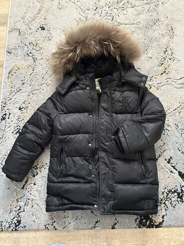 детская фирменная куртка: Куртка пуховик зимняя фирменный, покупалось за 3700сом одевали один