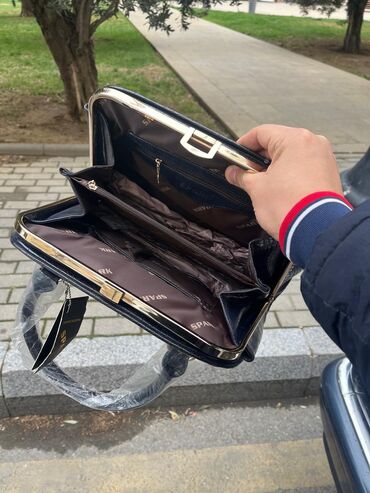 Çantalar: Qadınlar üçün dəbli, timsah dərisi görünüşlü çanta