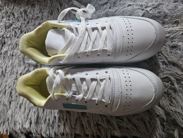 Sneakers & Athletic shoes: 38, color - White