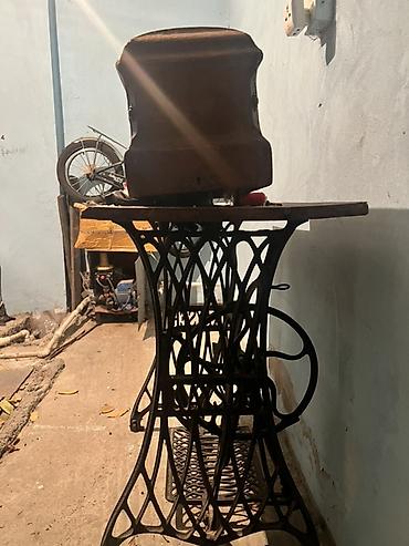 qolf masini: Kayser ayaq pedallı tikiş maşını və taxta stol dəsti - Brend/model — 2