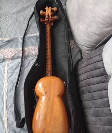 Tar: Tar — ənənəvi Azərbaycan simli musiqi aləti. Xüsusiyyətlər: - Korpus — 3