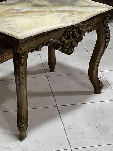 sofe na prodaju: Stilski sto (drvo / oniks) 🪑 Dobro stanje Dimenzije: 📏 Širina: 63 cm — 3