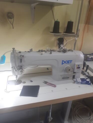 tikiş maşını ustası: Sənaye tikiş maşını – DOLT (model üzərində “DLT XPM” və “DLT8700C”