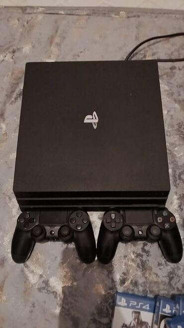 игравой комп: PlayStation 4 Pro + 2 геймпада DualShock 4 + подборка игр