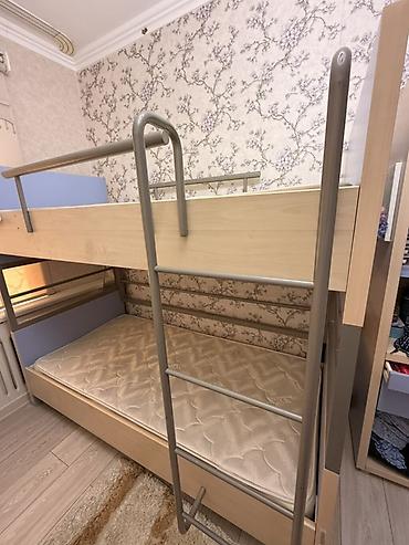 bunk bed: Двухъярусная детская кровать, Б/у, ЛДСП, цвет - Голубой — 1