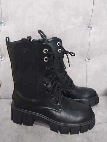 Botinka və botilyonlar: 41 ölchu,Yenidir,fransadan alinib. Razmer uygun olmadigi uchun