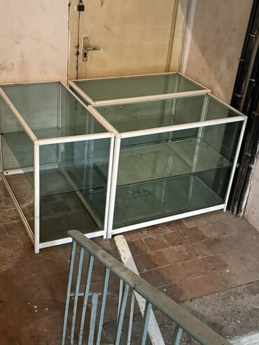 Biznes üçün program təminatı: Şüşə vitrin stendləri - Material: temperli şüşə panellər və ağ
