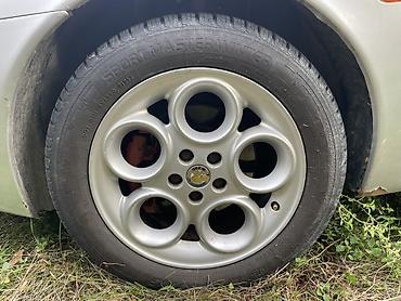 06a 133 317 a: Alu felne 5x98 R16 sa novim zimskim gumama dve su dok 35/25 dve 45/25 — 8