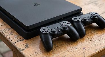 Продаю playstation 4, в комплекте 7 игр, 2 в дисках а остальные на