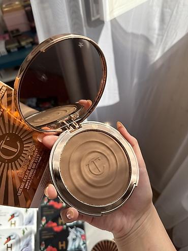 солнечный свет: Кремовый бронзер Charlotte Tilbury Sun-kissed Glow Bronzer. - Формула — 1