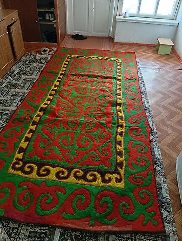 Традиционный войлочный ковёр (шырдак/алаш) с национальным орнаментом