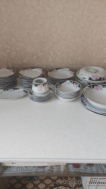 Посуда: Набор керамических обеденных тарелок, состоящий из одной овальной — 12