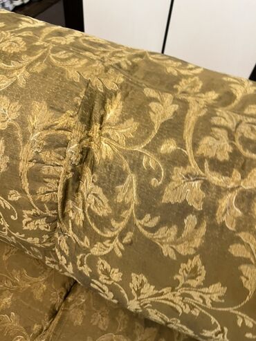 Мягкие кресла: Просторный трехместный диван и два кресла с обивкой из ткани цвета — 5