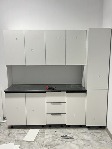 Кухонные гарнитуры: Кухонный гарнитур модульный, белый, с тёмной столешницей. Состав и — 2