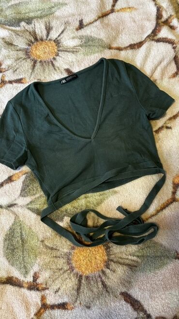 Zara T-shirt 10 azn Digerleri ise her biri -8 azn ( qara ve ag olan