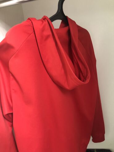 одежда для мужчин: Спортивный костюм M (EU 38), цвет - Красный