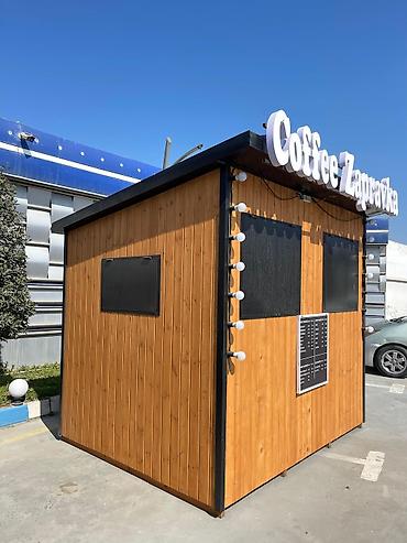 Taxta fasadlı mobil kofe köşkü – “Coffee Zapravka” işıqlandırmalı