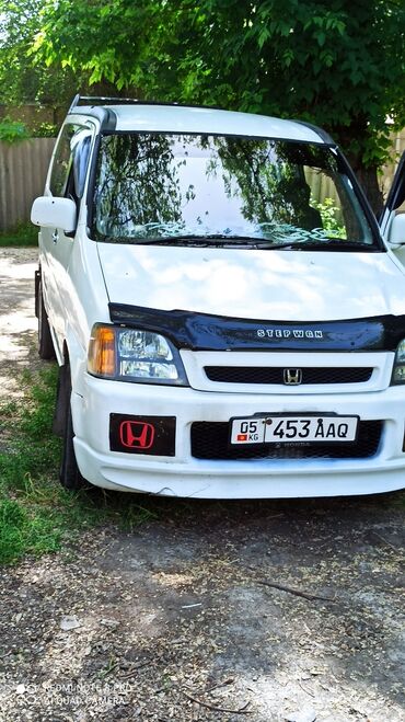 нексия 2005: Белый минивэн Honda Stepwgn. Этот компактный автомобиль отличается