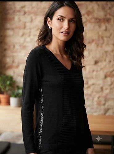 Elegantna ženska bluza/džemper u crnoj boji sa V-izrezom. Prednji na lalafo.rs Elegantna ženska bluza/džemper u crnoj boji sa V-izrezom. Prednji