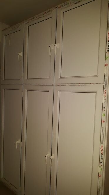 шкафчик под мойку: Bloklara plastik şkafların yığılması Polkalarin yığılması Plastik