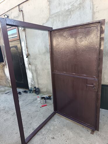 demır qapı: Metall qapı – karkaslı - Material: qalın metal təbəqə və profil
