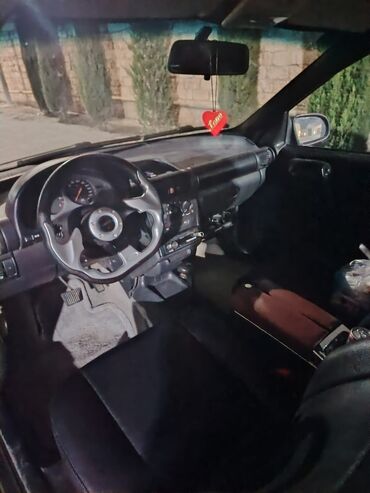 Digər avtomobillər: Yaşıllı rəngli 3 qapılı şəhər avtomobili Texniki və eksteryer: - — 10