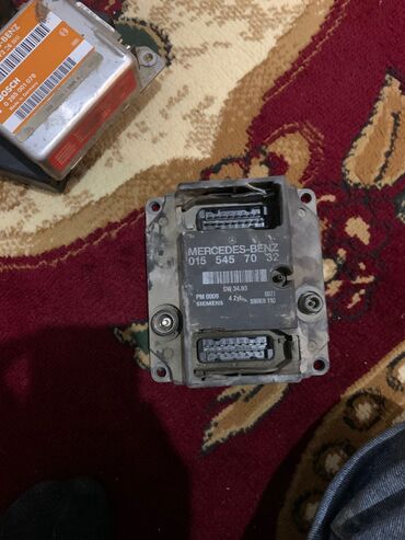 Maqnitofonlar: Bosch avtomobil maqnitofonu (head unit) üçün əsas blok və metal montaj — 9