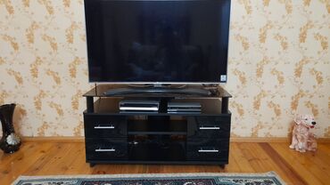 polkalı şkaf: İşlənmiş, Düz TV altlığı, Polkalı, Laminat