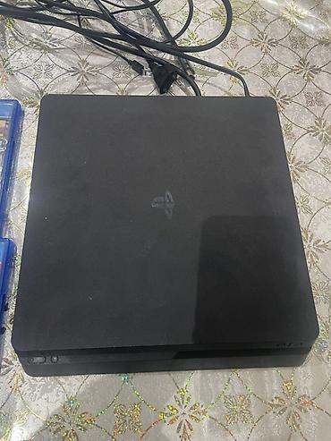 PlayStation 4 Slim oyun konsolu komplekti Paket tərkibi: - PS4 Slim