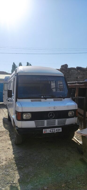 оутбек машина: Грузовой фургон Mercedes-Benz, выполненный в белом цвете, предназначен