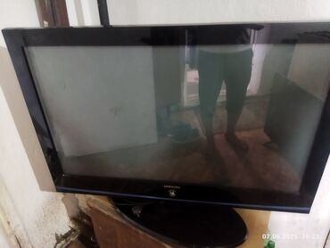 televizor toshiba: Телевизор Akai с плоским экраном. Имеет черную рамку и настольную