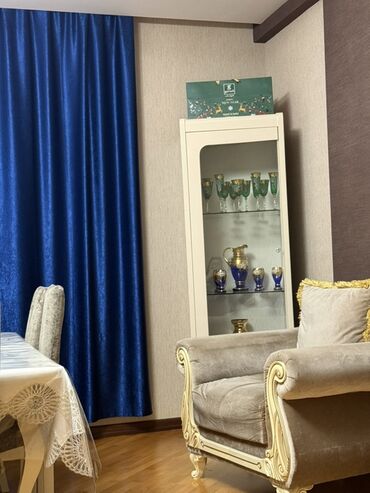 Qonaq otağı dəstləri: Qonaq otağı üçün mebel dəsti Tərkibi: - Geniş güzgülü bufet: 4 — 4