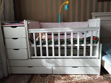 детская кроватка с пеленальным столиком: Кроватка детская-люлька раскачивающиеся, так же кровать трансформер на