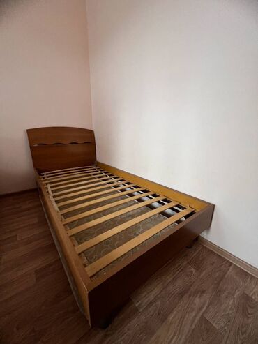 кровать деревянная: Односпальная Кровать, Б/у