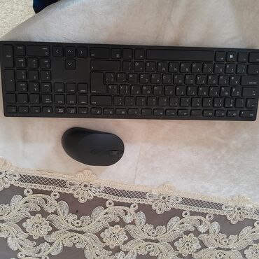 Monitorlar: Dell P2214H LCD monitor və simsiz klaviatura/siçan dəsti — 2