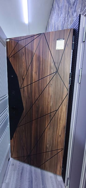 Müasir dizaynlı giriş qapısı - Material: Təbii ağac fakturalı panel