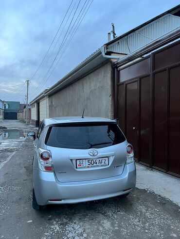 маленькая машина: Серебристый хэтчбек Toyota Verso S с пятидверным кузовом. Компактный и