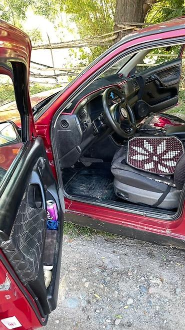 Другие детали салона: Интерьер автомобиля Volkswagen Golf III, демонстрирующий водительское — 5