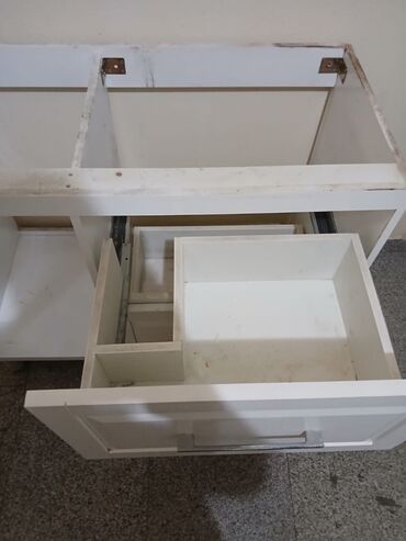işlenmiş metbex mebeli: Ağ rəngli hamam alt dest - Korpus: ağ laminalı taxta/PVC kənarlı -