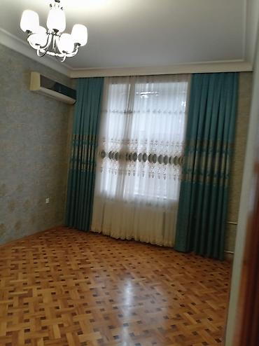 Köhnə tikili: 1 - ci məhəllə 4/2 - mərtəbəsində 3 otaqlı yol qırağı kombisi var polı — 2