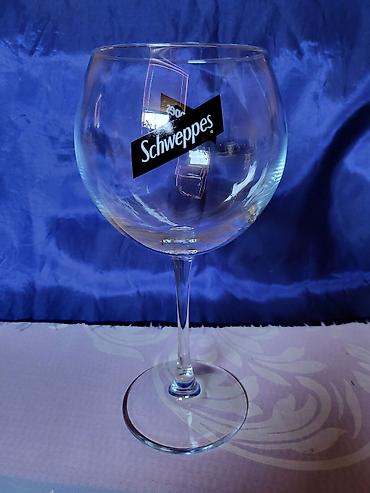 Čaše: Case nove velike Schweppes. Case komada 6 u ceni. sve na casama je — 10