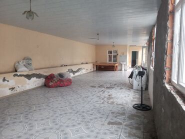 Həyət evləri və villaların satışı: Satılır: yaşayış evi və yanında fəaliyyət göstərən kiçik market binası — 11